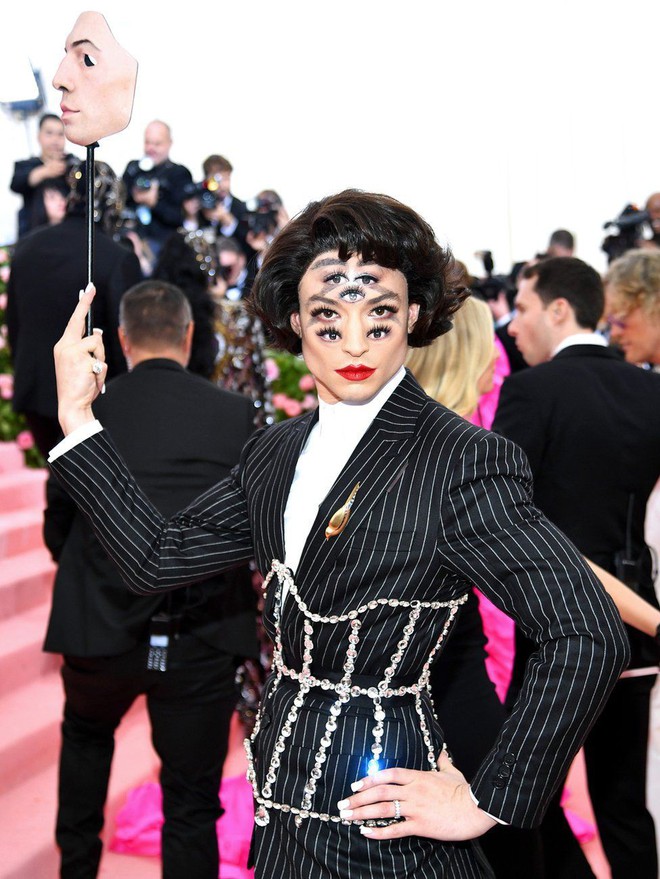 10 thánh làm lố đỉnh cao và khó đỡ nhất thảm đỏ Met Gala 2019: Chỉ có lồng lộn hơn, không có lồng lộn nhất! - Ảnh 10.