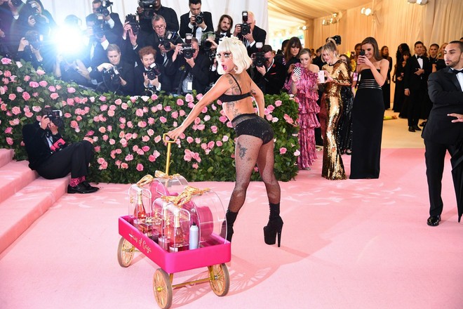 Met Gala 2019: Khó ai chơi lớn bằng Lady Gaga, Katy Perry chuyển từ đèn chùm thành burger nhưng chặt chém không kém là nam nhân dát vàng nằm kiệu - Ảnh 6.