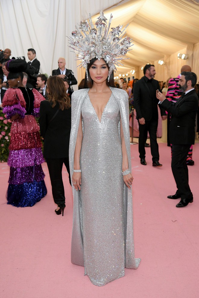 Met Gala 2019: Khó ai chơi lớn bằng Lady Gaga, Katy Perry chuyển từ đèn chùm thành burger nhưng chặt chém không kém là nam nhân dát vàng nằm kiệu - Ảnh 52.