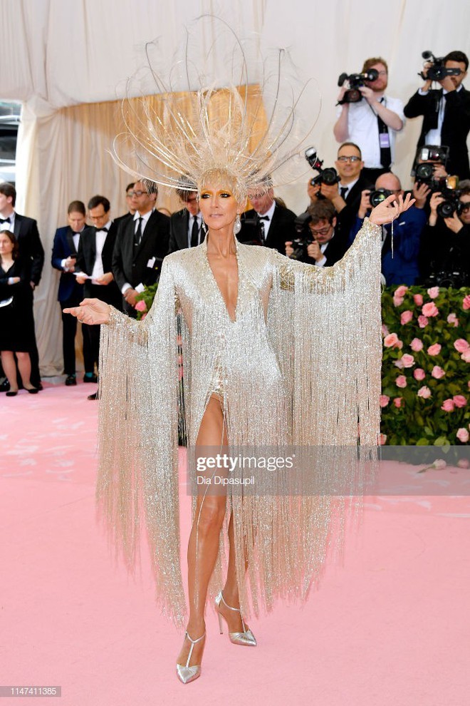 Từ thảm họa bộ xương di động, Celine Dion xuất sắc thoát xác thành bà hoàng thảm đỏ Met Gala năm nay! - Ảnh 2.