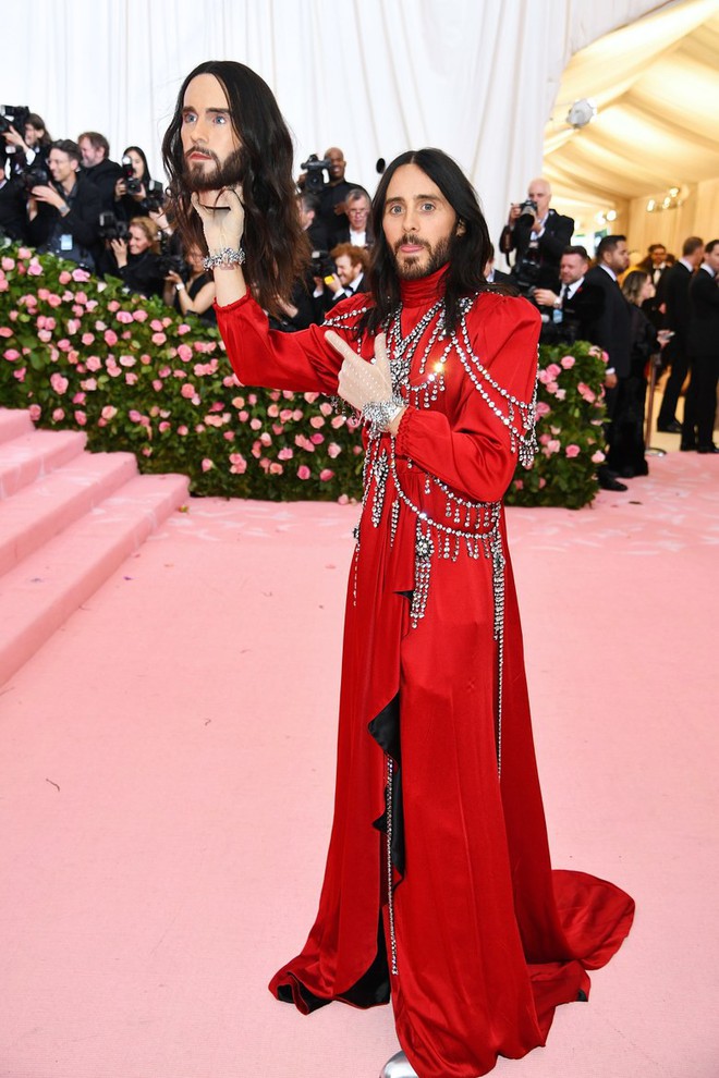 Màn xuất hiện kinh dị nhất Met Gala 2019: Jared Leto khoe... cái đầu thứ 2, bao ngôi sao chặt chém cũng không đọ được - Ảnh 1.