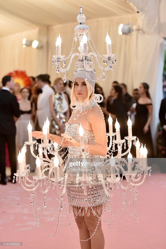 Katy Perry bước đi chật vật, kh&ocirc;ng thể ngồi với bộ c&aacute;nh đ&egrave;n ch&ugrave;m nhưng vẫn đ&aacute;p trả cực ngầu khi bị thắc mắc - Ảnh 3.