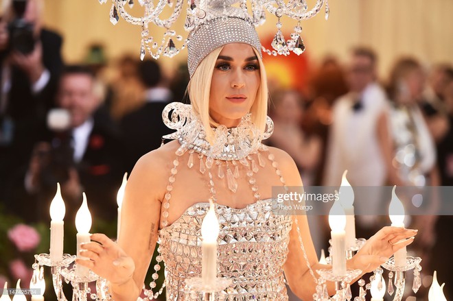 Katy Perry bước đi chật vật, kh&ocirc;ng thể ngồi với bộ c&aacute;nh đ&egrave;n ch&ugrave;m nhưng vẫn đ&aacute;p trả cực ngầu khi bị thắc mắc - Ảnh 5.