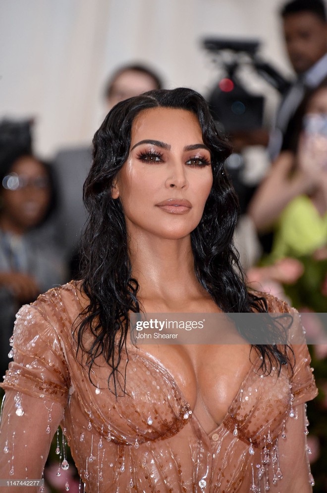 O ép vòng 1 như muốn nổ tung là thế nào? Hãy nhìn bộ cánh mới nhất của Kim Kardashian thì bạn sẽ rõ - Ảnh 4.