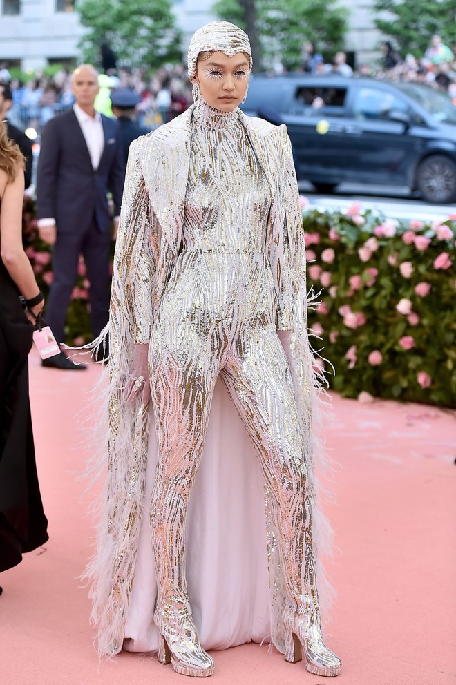 Met Gala 2019: Khó ai chơi lớn bằng Lady Gaga, Katy Perry chuyển từ đèn chùm thành burger nhưng chặt chém không kém là nam nhân dát vàng nằm kiệu - Ảnh 10.