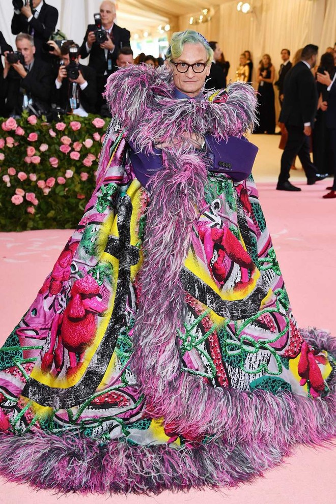 Met Gala 2019: Khó ai &quot;chơi lớn&quot; bằng Lady Gaga, Katy Perry hóa đèn chùm nhưng &quot;chặt chém&quot; không kém là nam nhân dát vàng nằm kiệu - Ảnh 26.