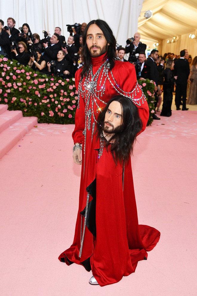 Met Gala 2019: Khó ai chơi lớn bằng Lady Gaga, Katy Perry chuyển từ đèn chùm thành burger nhưng chặt chém không kém là nam nhân dát vàng nằm kiệu - Ảnh 13.