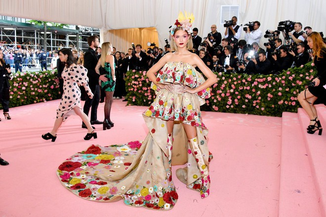 Met Gala 2019: Khó ai chơi lớn bằng Lady Gaga, Katy Perry chuyển từ đèn chùm thành burger nhưng chặt chém không kém là nam nhân dát vàng nằm kiệu - Ảnh 34.