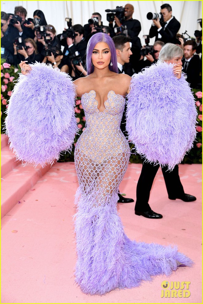 Gia đình chuyên làm lố nhà Kardashian gây thất vọng ở Met Gala 2019 vì sến rện, may có cặp chị em Jenner cứu lại! - Ảnh 7.