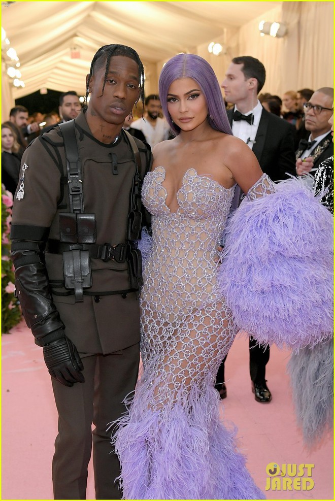 Gia đình chuyên làm lố nhà Kardashian gây thất vọng ở Met Gala 2019 vì sến rện, may có cặp chị em Jenner cứu lại! - Ảnh 8.