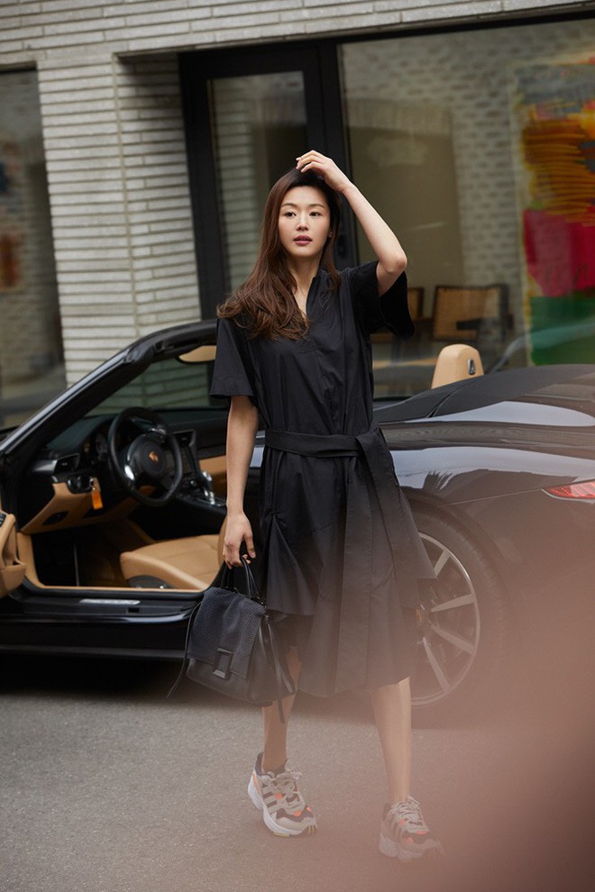 Đẳng cấp mợ chảnh Jeon Ji Hyun trước paparazzi: Đẹp xuất sắc, sang chảnh bước xuống từ siêu xe như cảnh phim - Ảnh 2.