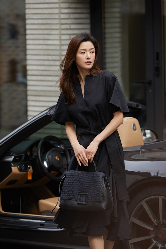 Đẳng cấp mợ chảnh Jeon Ji Hyun trước paparazzi: Đẹp xuất sắc, sang chảnh bước xuống từ siêu xe như cảnh phim - Ảnh 4.