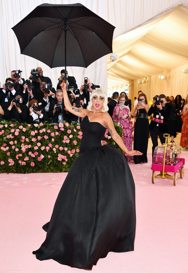 Lăn lê bò toài với 1001 biểu cảm cực lố, trao Lady Gaga tượng vàng Oscar thánh diễn sâu của Met Gala 2019 được rồi! - Ảnh 3.