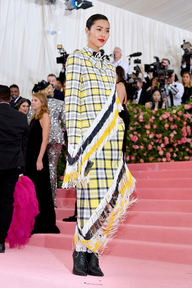 Met Gala 2019: Khó ai chơi lớn bằng Lady Gaga, Katy Perry chuyển từ đèn chùm thành burger nhưng chặt chém không kém là nam nhân dát vàng nằm kiệu - Ảnh 53.