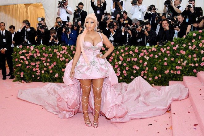 Met Gala 2019 (P2): Kylie và Kendall nổi nhất hội, Kim diện váy chảy nước ảo diệu nhưng bó nghẹt thở - Ảnh 4.