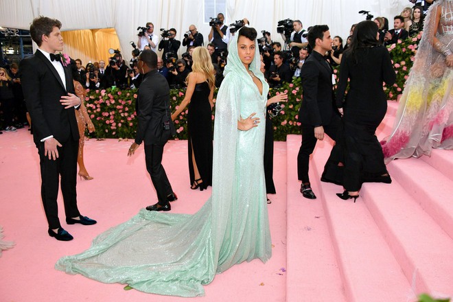 Met Gala 2019 (P2): Kylie và Kendall nổi nhất hội, Kim diện váy chảy nước ảo diệu nhưng bó nghẹt thở - Ảnh 10.