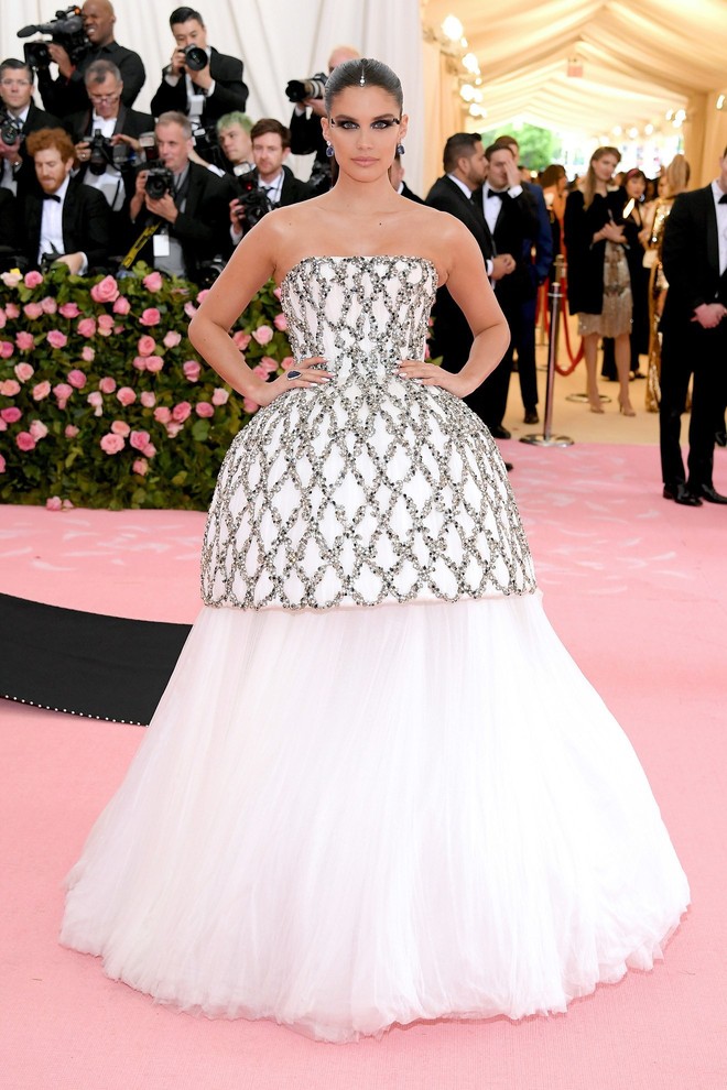 Met Gala 2019 (P2): Kylie và Kendall nổi nhất hội, Kim diện váy chảy nước ảo diệu nhưng bó nghẹt thở - Ảnh 41.