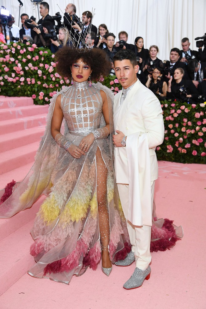 Met Gala 2019: Khó ai chơi lớn bằng Lady Gaga, Katy Perry chuyển từ đèn chùm thành burger nhưng chặt chém không kém là nam nhân dát vàng nằm kiệu - Ảnh 36.