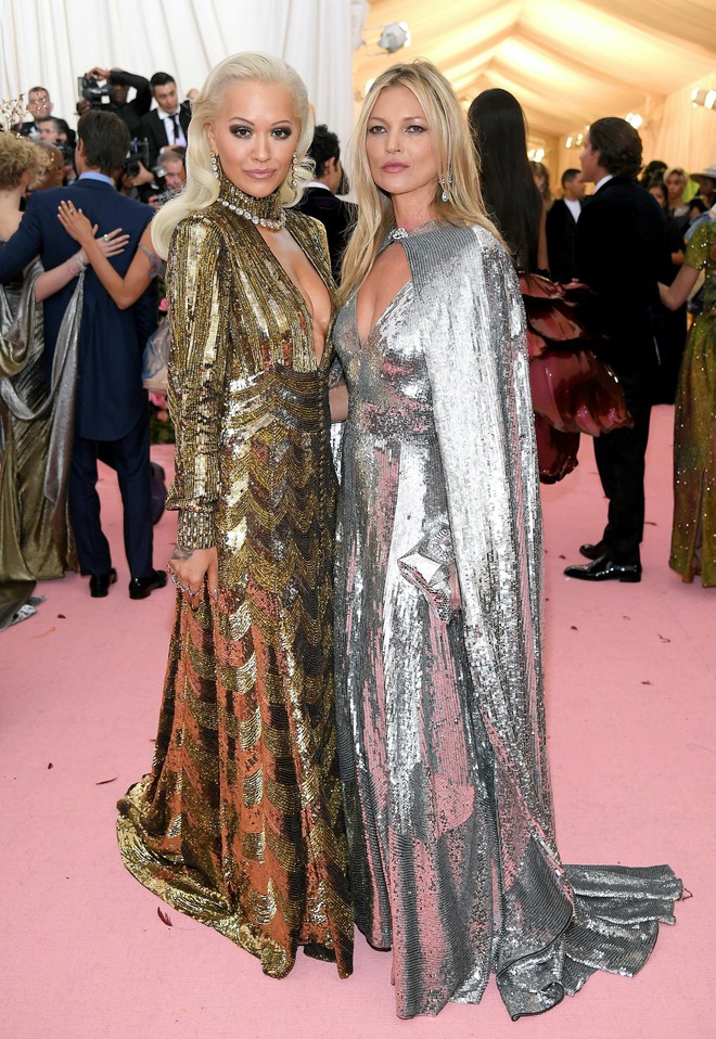 Met Gala 2019: Khó ai chơi lớn bằng Lady Gaga, Katy Perry chuyển từ đèn chùm thành burger nhưng chặt chém không kém là nam nhân dát vàng nằm kiệu - Ảnh 31.