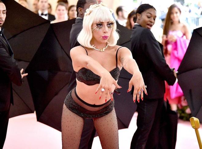 Nhăm nhe búng tay chinh phục Met Gala 2019, Lady Gaga đeo 5 viên đá vô cực siêu khủng trị giá 40 tỷ - Ảnh 1.