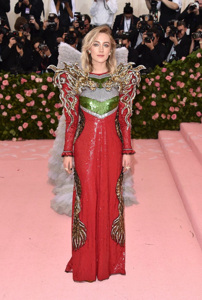 Met Gala 2019: Khó ai chơi lớn bằng Lady Gaga, Katy Perry chuyển từ đèn chùm thành burger nhưng chặt chém không kém là nam nhân dát vàng nằm kiệu - Ảnh 37.