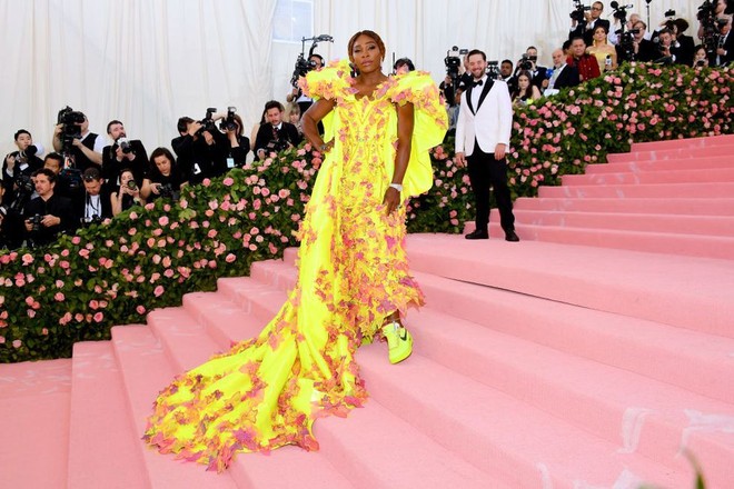 Met Gala 2019: Khó ai chơi lớn bằng Lady Gaga, Katy Perry chuyển từ đèn chùm thành burger nhưng chặt chém không kém là nam nhân dát vàng nằm kiệu - Ảnh 55.