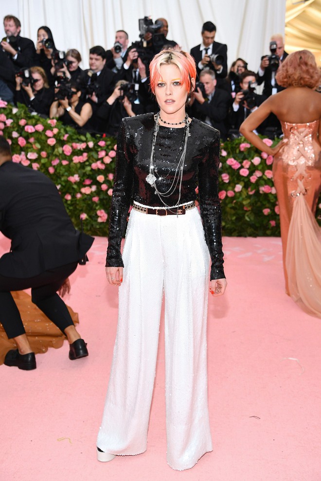 Met Gala 2019: Khó ai chơi lớn bằng Lady Gaga, Katy Perry chuyển từ đèn chùm thành burger nhưng chặt chém không kém là nam nhân dát vàng nằm kiệu - Ảnh 43.