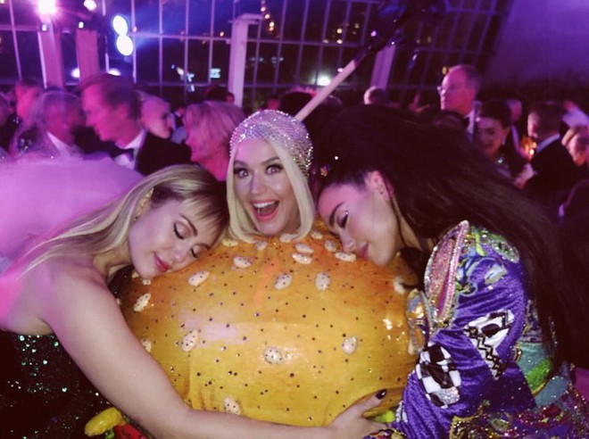 Chẳng mấy khi Katy Perry trông ngon miệng thế này, Miley Cyrus và Dua Lipa không ngại lao vào vừa cắn vừa liếm - Ảnh 1.