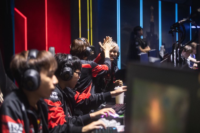 Hậu trường MSI 2019: Dàn sao Phong Vũ Buffalo cười tươi như hoa trong chiến thắng đầy cảm xúc trước Vega Squadron - Ảnh 8.