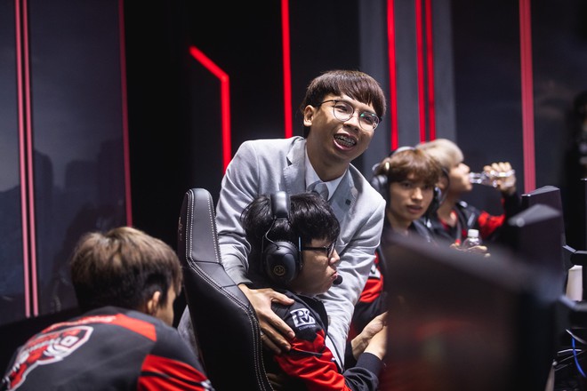 Hậu trường MSI 2019: Dàn sao Phong Vũ Buffalo cười tươi như hoa trong chiến thắng đầy cảm xúc trước Vega Squadron - Ảnh 9.