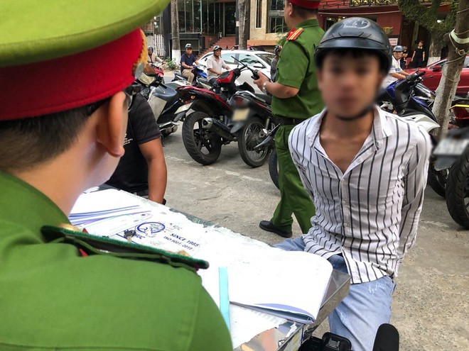 Nam thanh ni&ecirc;n 20 tuổi ph&ecirc; ma t&uacute;y lao xe m&aacute;y v&agrave;o lực lượng 911 ở Đ&agrave; Nẵng - Ảnh 1.
