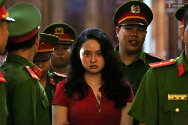 Ngày thứ 2 xét xử Văn Kính Dương và người tình hot girl Ngọc Miu: Các bị cáo liên tục quay lại, đưa mắt nhìn người thân - Ảnh 16.