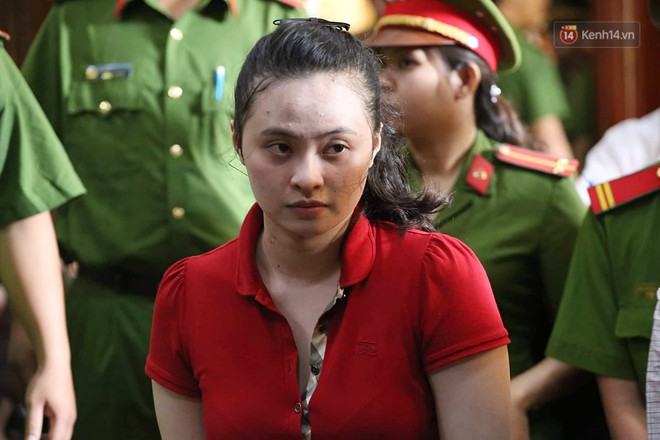 Ngày thứ 2 xét xử Văn Kính Dương và người tình hot girl Ngọc Miu: Các bị cáo liên tục quay lại, đưa mắt nhìn người thân - Ảnh 9.