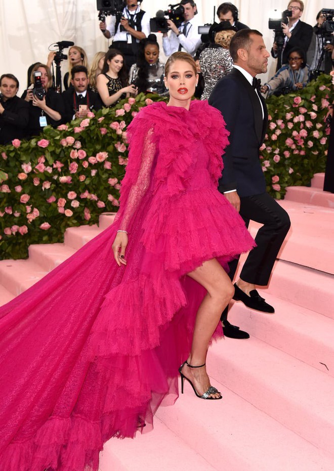 Met Gala 2019: Khó ai chơi lớn bằng Lady Gaga, Katy Perry chuyển từ đèn chùm thành burger nhưng chặt chém không kém là nam nhân dát vàng nằm kiệu - Ảnh 17.