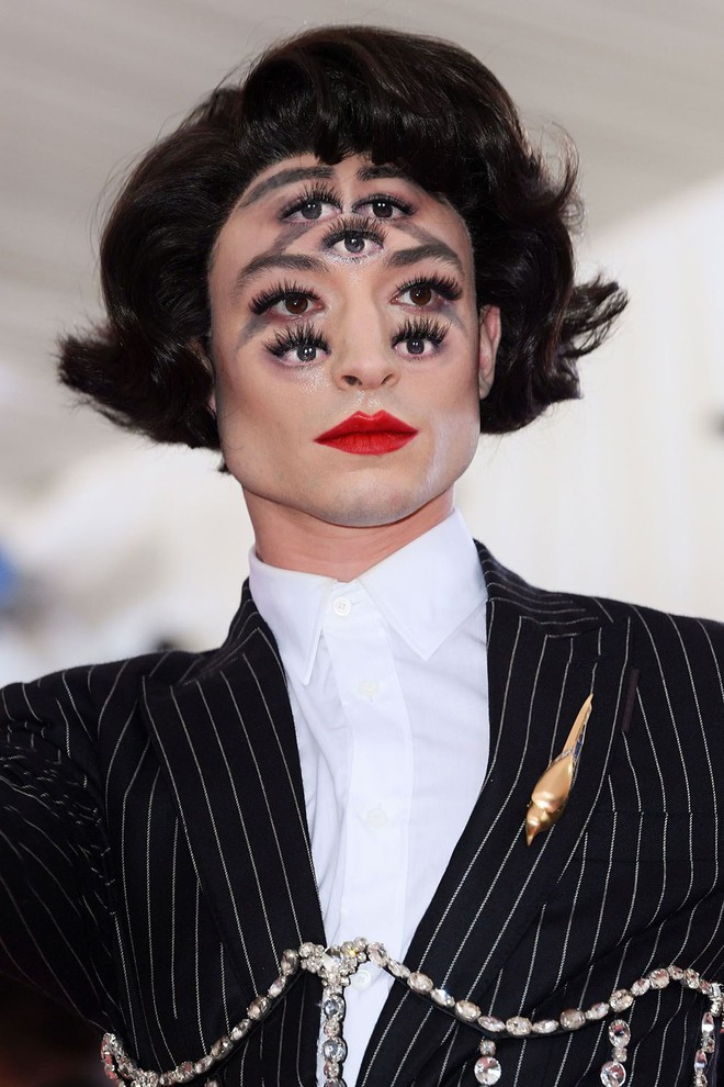 Nhan sắc gây chóng mặt của Ezra Miller tại Met Gala nhìn quen quen? - Ảnh 1.