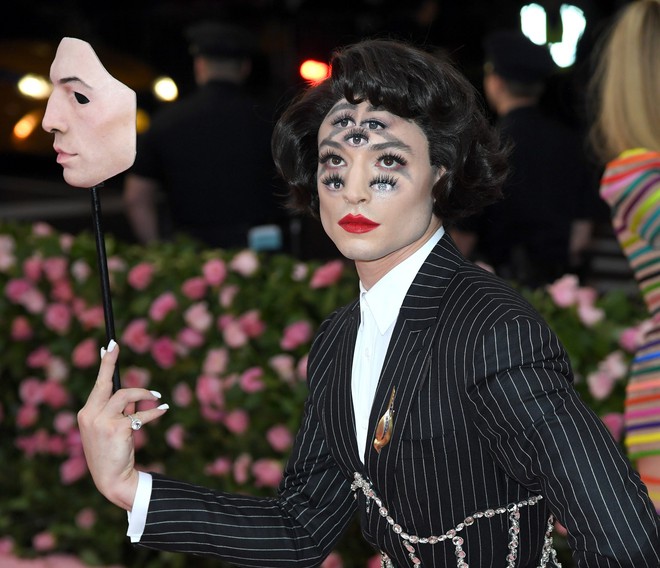 Nhan sắc gây chóng mặt của Ezra Miller tại Met Gala nhìn quen quen? - Ảnh 2.