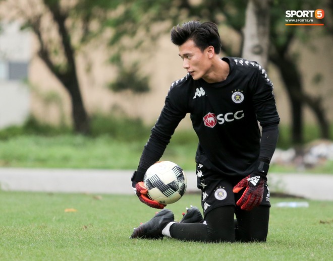 B&ugrave;i Tiến Dũng bất lực khi bị bạn th&acirc;n Quang Hải ghi b&agrave;n trong buổi tập của H&agrave; Nội FC - Ảnh 5.