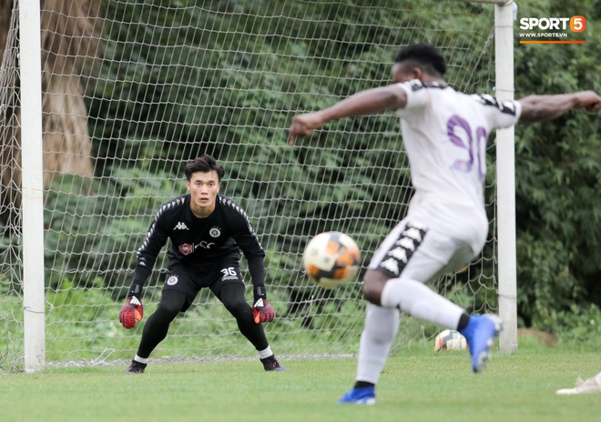 B&ugrave;i Tiến Dũng bất lực khi bị bạn th&acirc;n Quang Hải ghi b&agrave;n trong buổi tập của H&agrave; Nội FC - Ảnh 6.