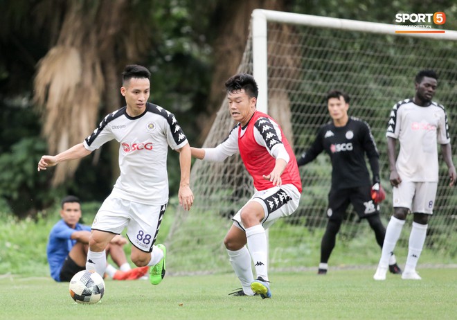 B&ugrave;i Tiến Dũng bất lực khi bị bạn th&acirc;n Quang Hải ghi b&agrave;n trong buổi tập của H&agrave; Nội FC - Ảnh 11.