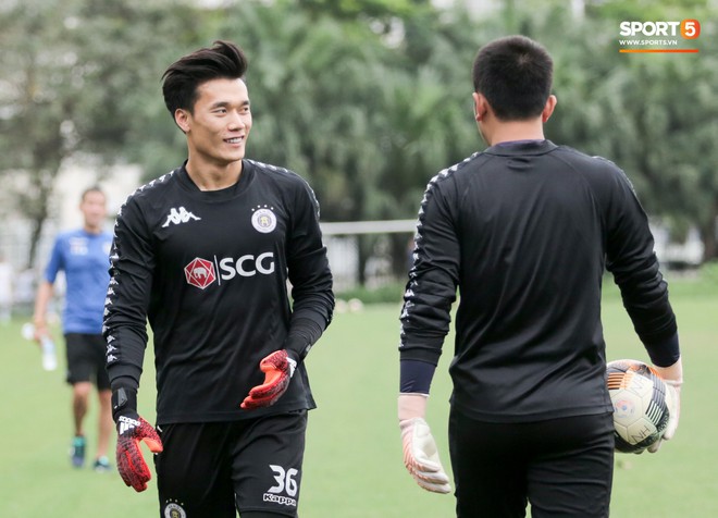 Bùi Tiến Dũng bất lực khi bị bạn thân Quang Hải ghi bàn trong buổi tập của Hà Nội FC - Ảnh 2.