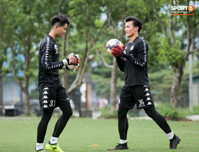 Hà Nội FC ký hợp đồng 3 năm với Phí Minh Long, tương lai Bùi Tiến Dũng tiếp tục bỏ ngỏ - Ảnh 2.