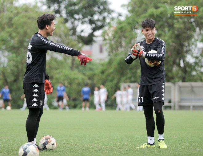B&ugrave;i Tiến Dũng bất lực khi bị bạn th&acirc;n Quang Hải ghi b&agrave;n trong buổi tập của H&agrave; Nội FC - Ảnh 8.