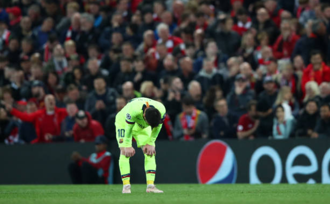 Nhói lòng khoảnh khắc Messi cúi đầu trước niềm vui sướng của hàng vạn fan Liverpool, đau đớn đi vào đường hầm sau thất bại không thể tin nổi - Ảnh 3.