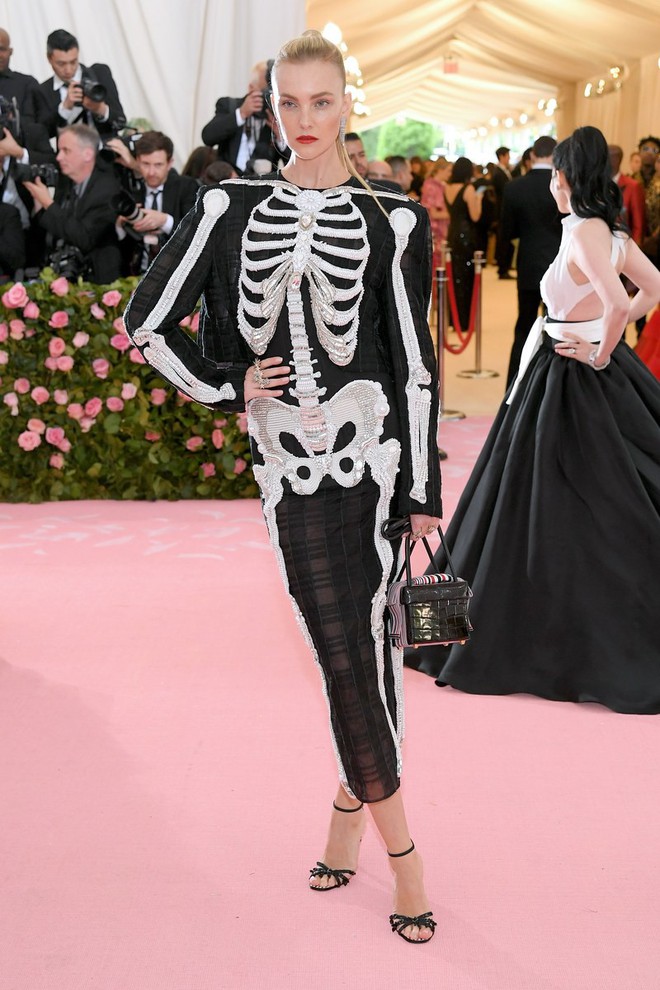 Met Gala 2019: Đẹp đẽ nhất là khi lố bịch, thảm hại nhất là khi buồn tẻ - Ảnh 38.