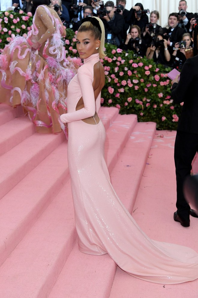 Met Gala 2019: Đẹp đẽ nhất là khi lố bịch, thảm hại nhất là khi buồn tẻ - Ảnh 32.