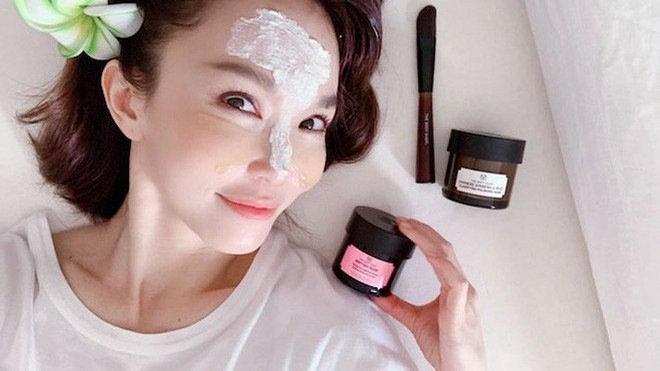 Đều ngo&agrave;i 40 nhưng Phạm Văn Phương, Trương B&aacute; Chi&hellip; vẫn trẻ xinh bất chấp cũng nhờ những m&oacute;n mỹ phẩm n&agrave;y - Ảnh 1.