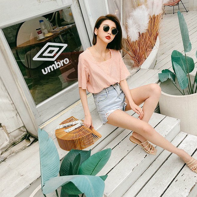 Đếm sơ sơ đã có 6 mẫu áo blouse xinh không để đâu cho hết giúp nàng công sở mặc đẹp suốt hè này - Ảnh 1.