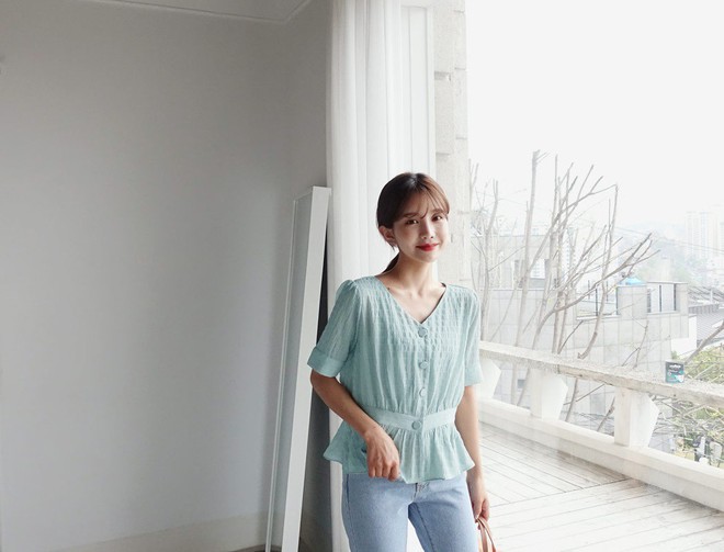 Đếm sơ sơ đã có 6 mẫu áo blouse xinh không để đâu cho hết giúp nàng công sở mặc đẹp suốt hè này - Ảnh 12.