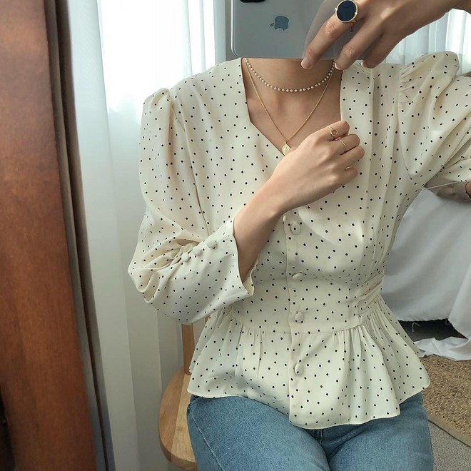 Đếm sơ sơ đã có 6 mẫu áo blouse xinh không để đâu cho hết giúp nàng công sở mặc đẹp suốt hè này - Ảnh 9.