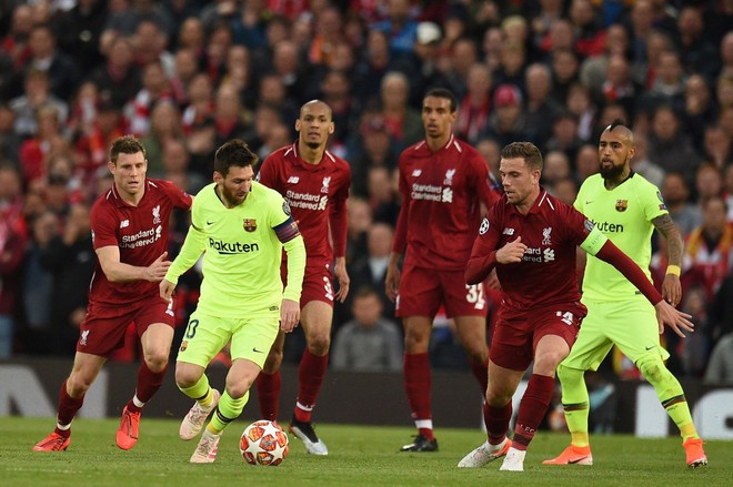 Nhói lòng khoảnh khắc Messi cúi đầu trước niềm vui sướng của hàng vạn fan Liverpool, đau đớn đi vào đường hầm sau thất bại không thể tin nổi - Ảnh 7.